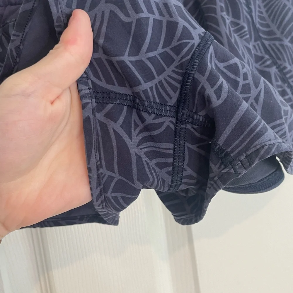 LULULEMON - RUNNING SHORTS SIZE 6 - Picture 4 of 6